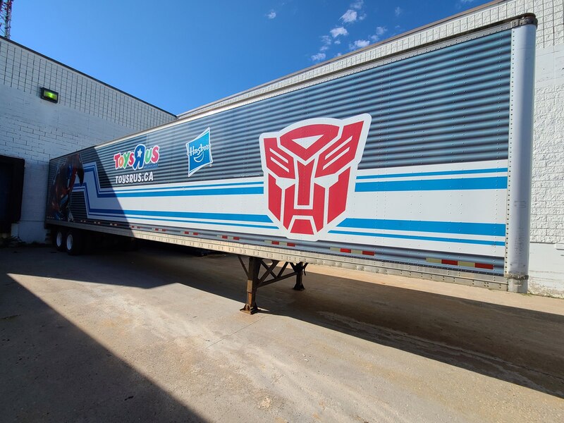 Daily Prime   Toys R Us Optimus Prime Trailer Is Just Prime  (2 of 5)